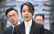 金建希，独坐牢房