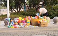 安徽14岁女孩摆摊25天赚2000元，走红后竞争增多