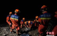 直击贵州省大方县果瓦乡山体滑坡夜间救援