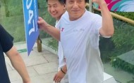考古|成龙被传当爷爷？疑助儿子迎娶小11岁女星女儿却靠卖废品为生，他是真舍得