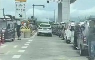 收费站口几十辆老头乐排队上高速，官方：法规明确禁止，已全部劝返