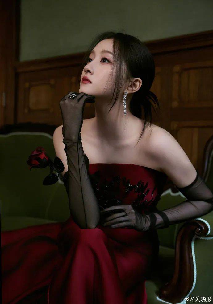 关晓彤黑长直造型，现身晚会录制！长发短裙状态轻松，未受分手传闻影响