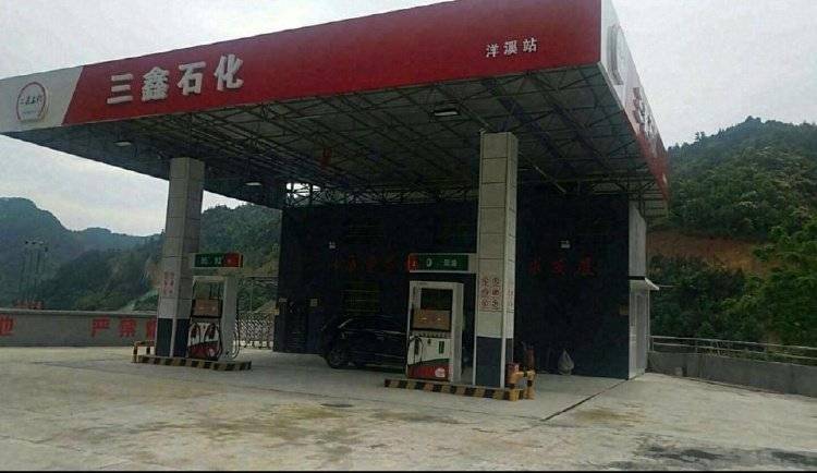 现场画面：广西三江一加油站地基被洪水冲垮，收费处房屋陷落榕江