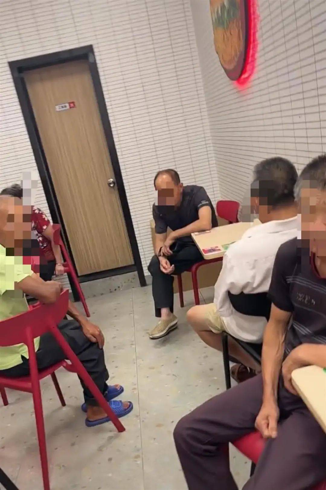 “老人为乘凉挤满餐厅”，店家喇叭播放：这里不是老年活动中心；当地政府回应：已有人员跟进处理
