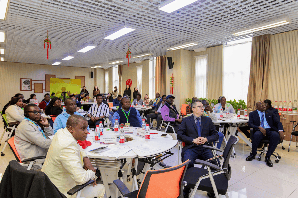 “贫穷是我们共同的敌人!”非洲10国媒体人热议中非减贫合作