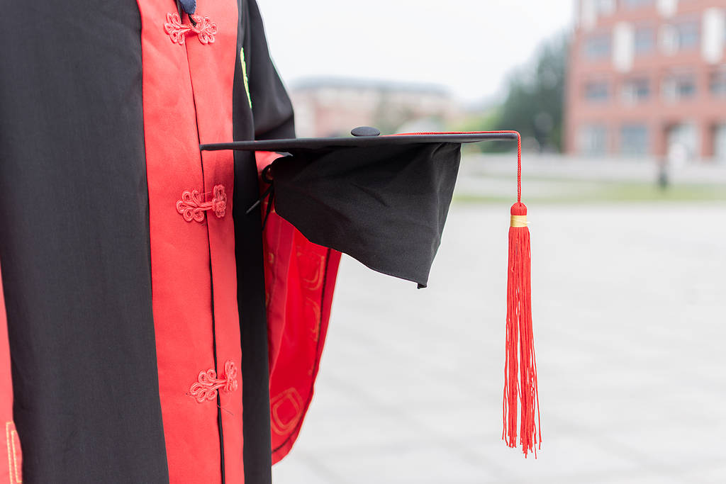上海交大一年招5000名博士，可能加剧学历贬值