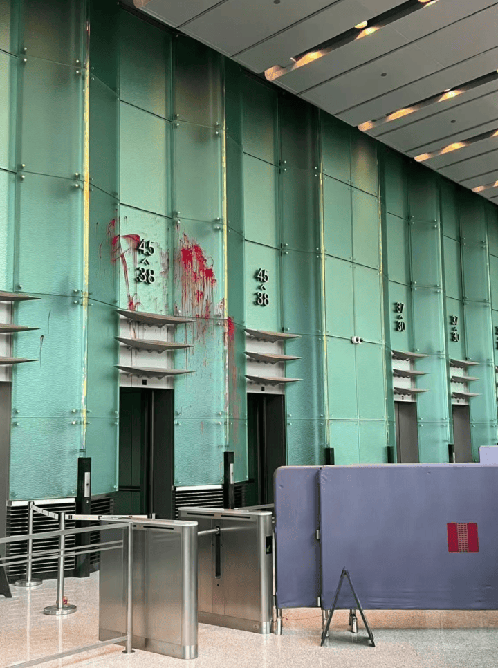 男子求见李嘉诚被拒,大闹长江集团中心:泼红漆、打伤保安被逮捕